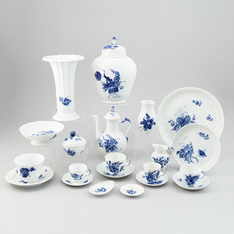 A 75 pcs Royal Copenhagen "Blå Blomst" porcelain part coffee service.