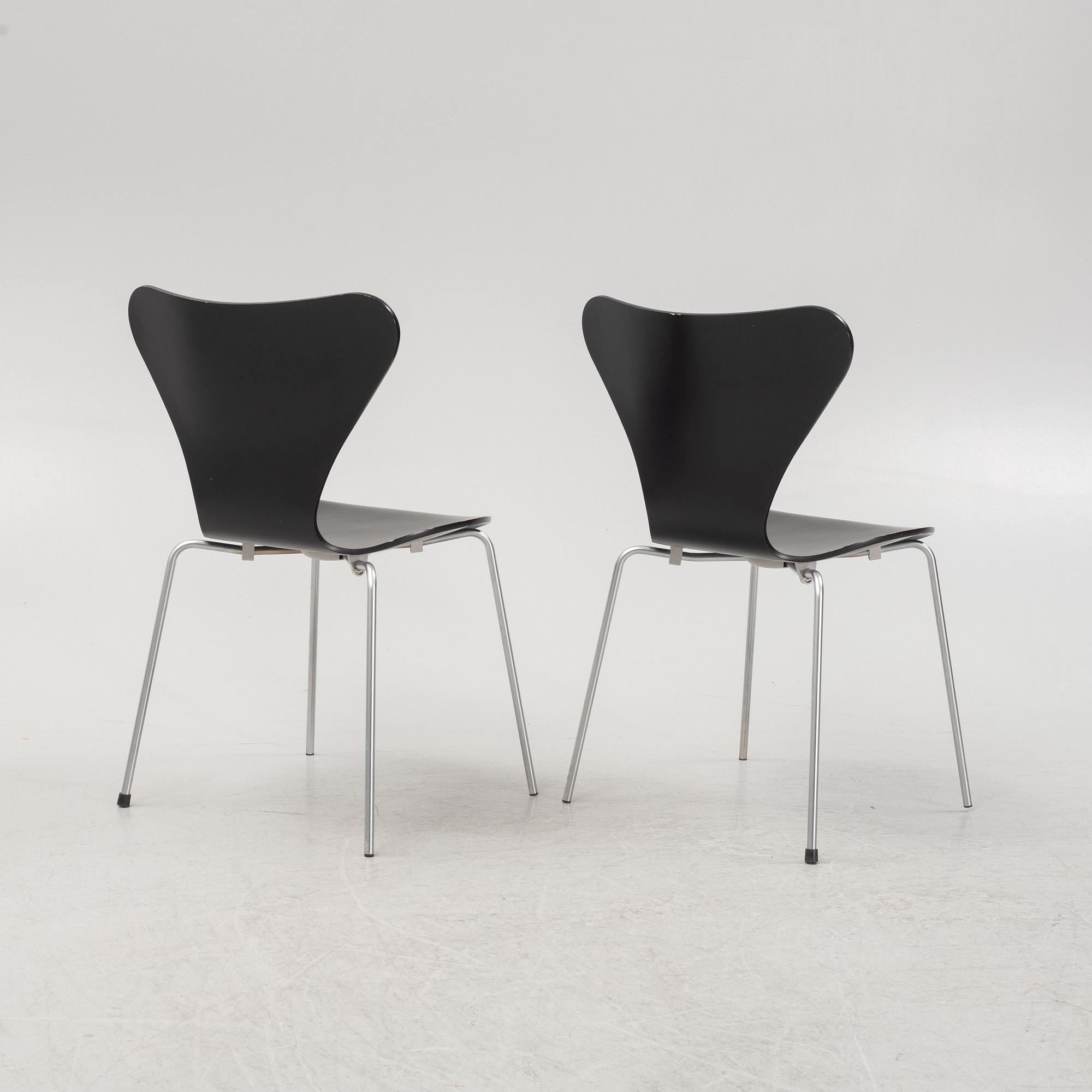 Arne Jacobsen, stolar sex st. "Sjuan", Fritz Hansen, Danmark, daterade 2003.
