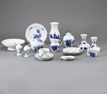 SERVISDELAR, 37 st, porslin, "Blå blomst", Royal Copenhagen, 1900-talets andra hälft.