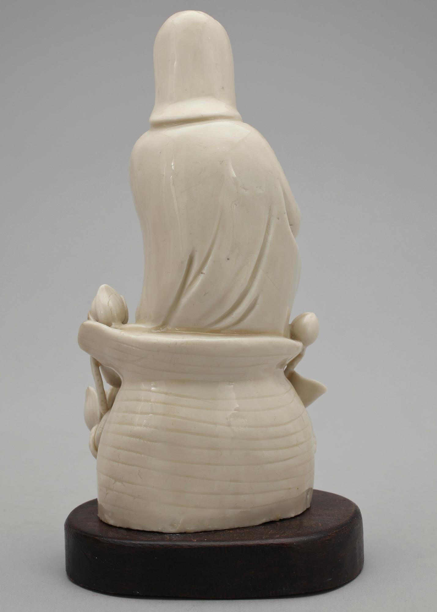 FIGURIN, KRUKA samt VAS, porslin, Kina 1900-tal.