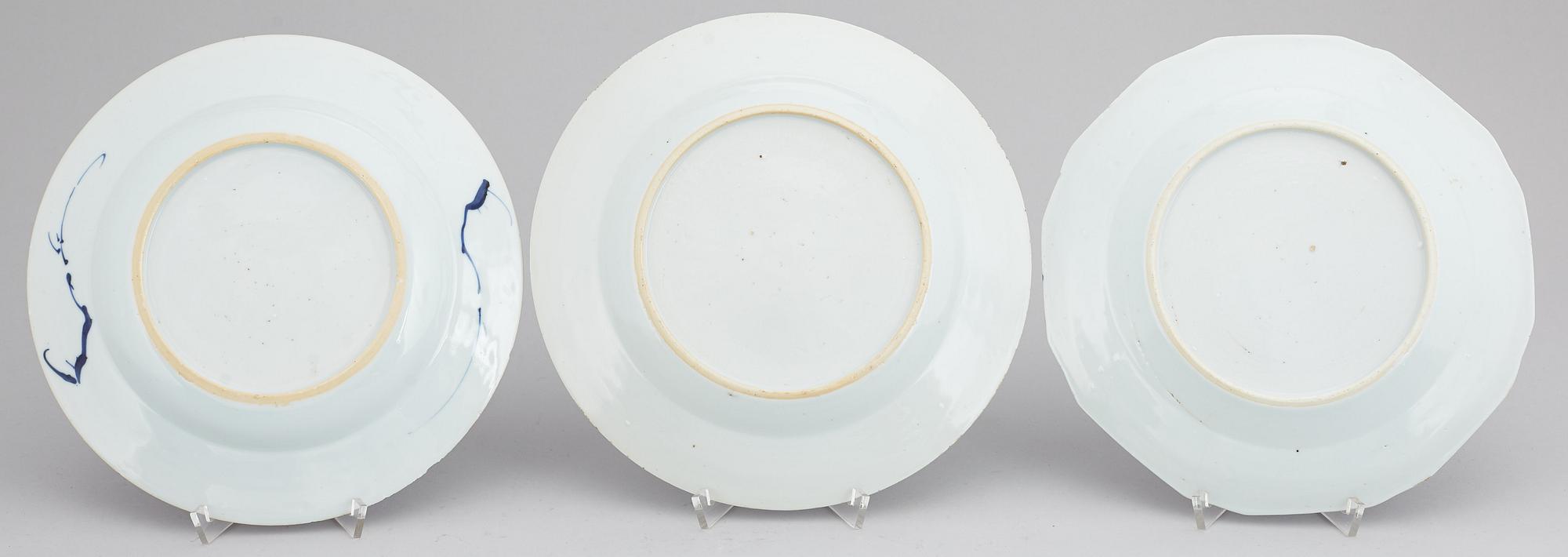 A blue and white serving dish, six plates and two round dishes, Qing dynasty, Qianlong (1736-95).