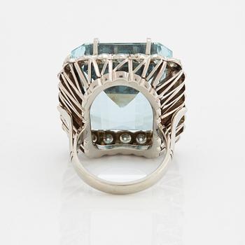 RING med en akvamarin och briljantslipade diamanter.