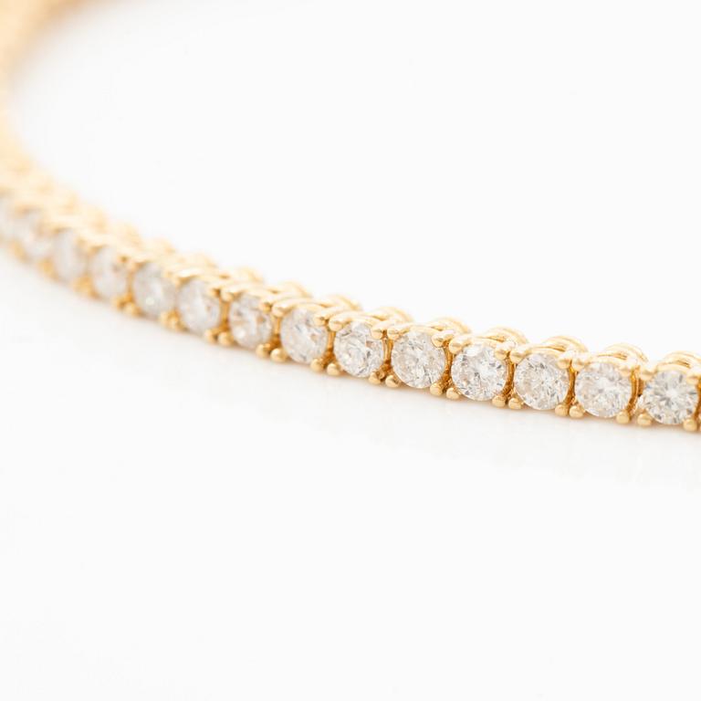 Tennis bracelet in 18K gold with round brilliant-cut diamonds.