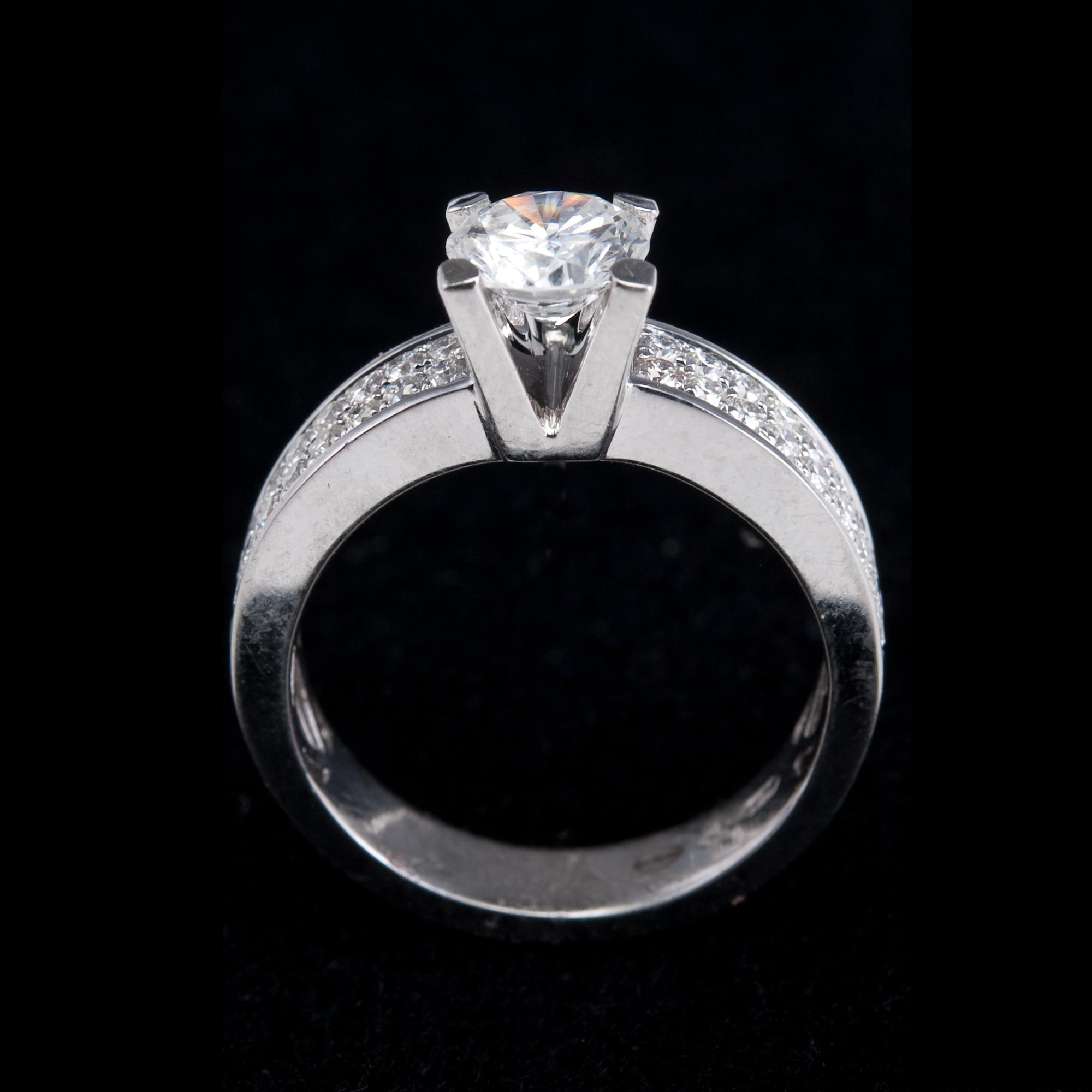 SORMUS, briljanttihiottu timantti 0.92 ct. G/vs2 + 36 briljanttihiontaisia timantteja 0.36 ct. IGI sertifikaatti.