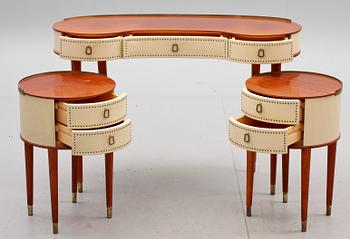 SMINKBORD samt SÄNGBORD, ett par, 1900-tal.