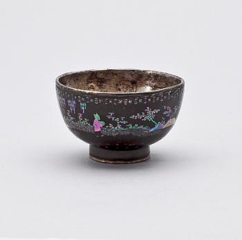 SKÅL, emalj på försilvrad koppar, Kina 1700-tal.