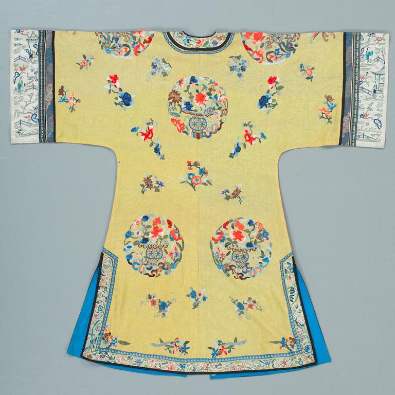 A ROBE, pattern woven and embroidered silk. Height 119,5 cm. China late Qing dynasty.