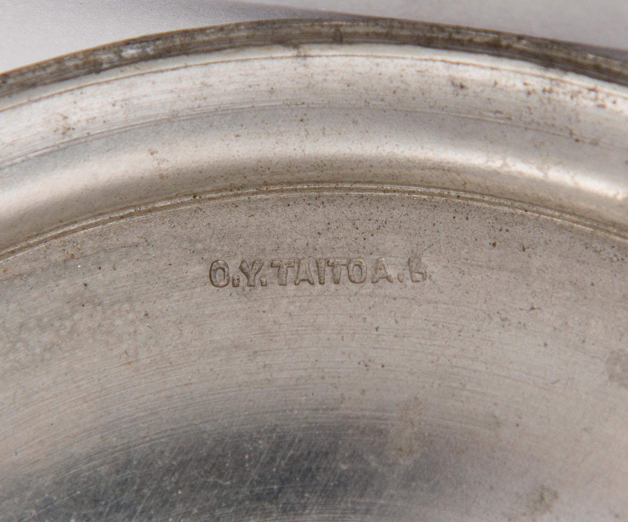 KYNTTILÄNJALKOJA 2 paria, tinaa, valmistajat Oy Taito Ab ja Antti Hakkarainen, 1930-luku.