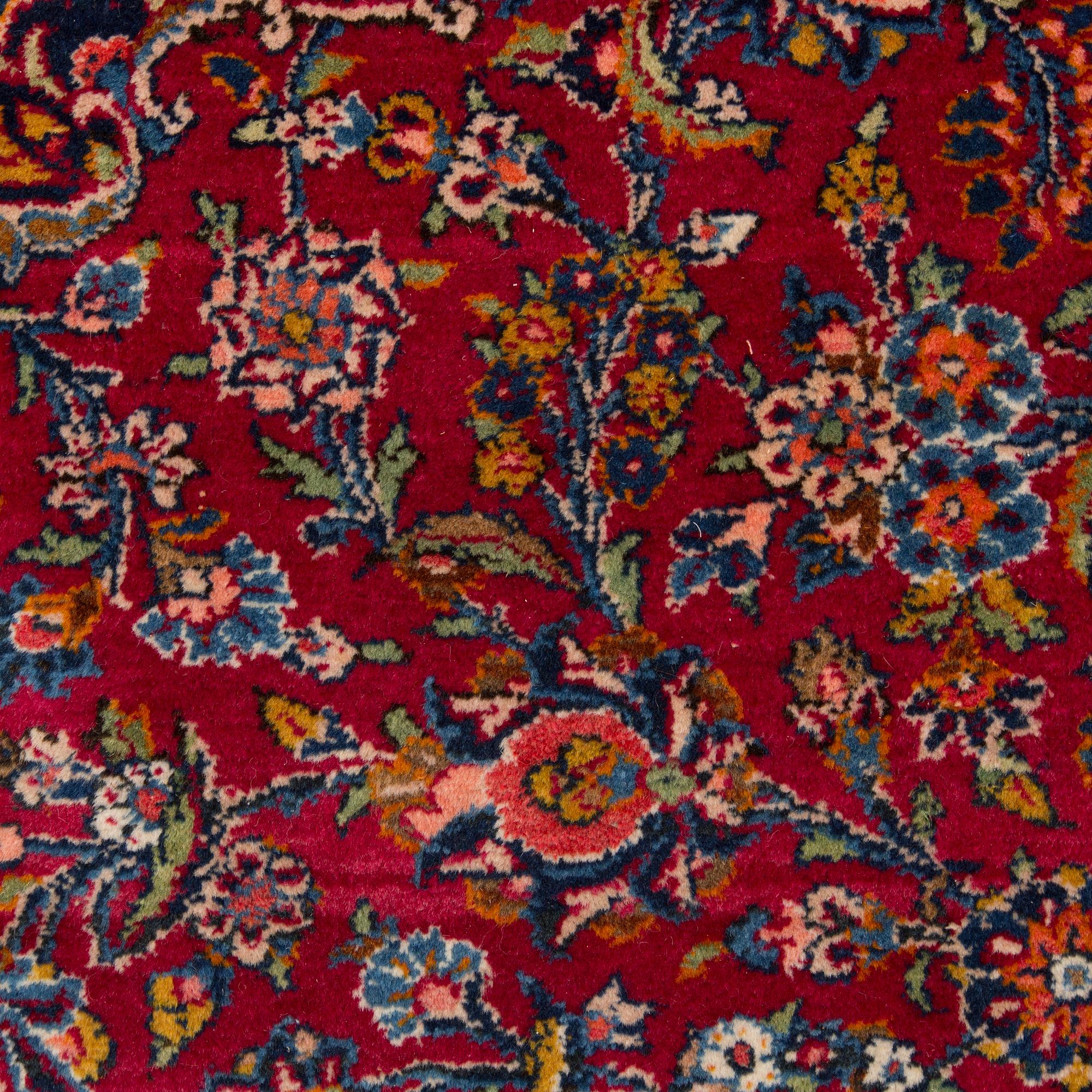 A CARPET, a semi-antique Kashan, ca 372,5 x 257 cm.