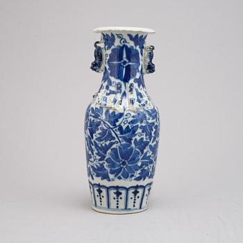 A Chinese blue and white porcelain vase, Qing dynasty, 19th century.