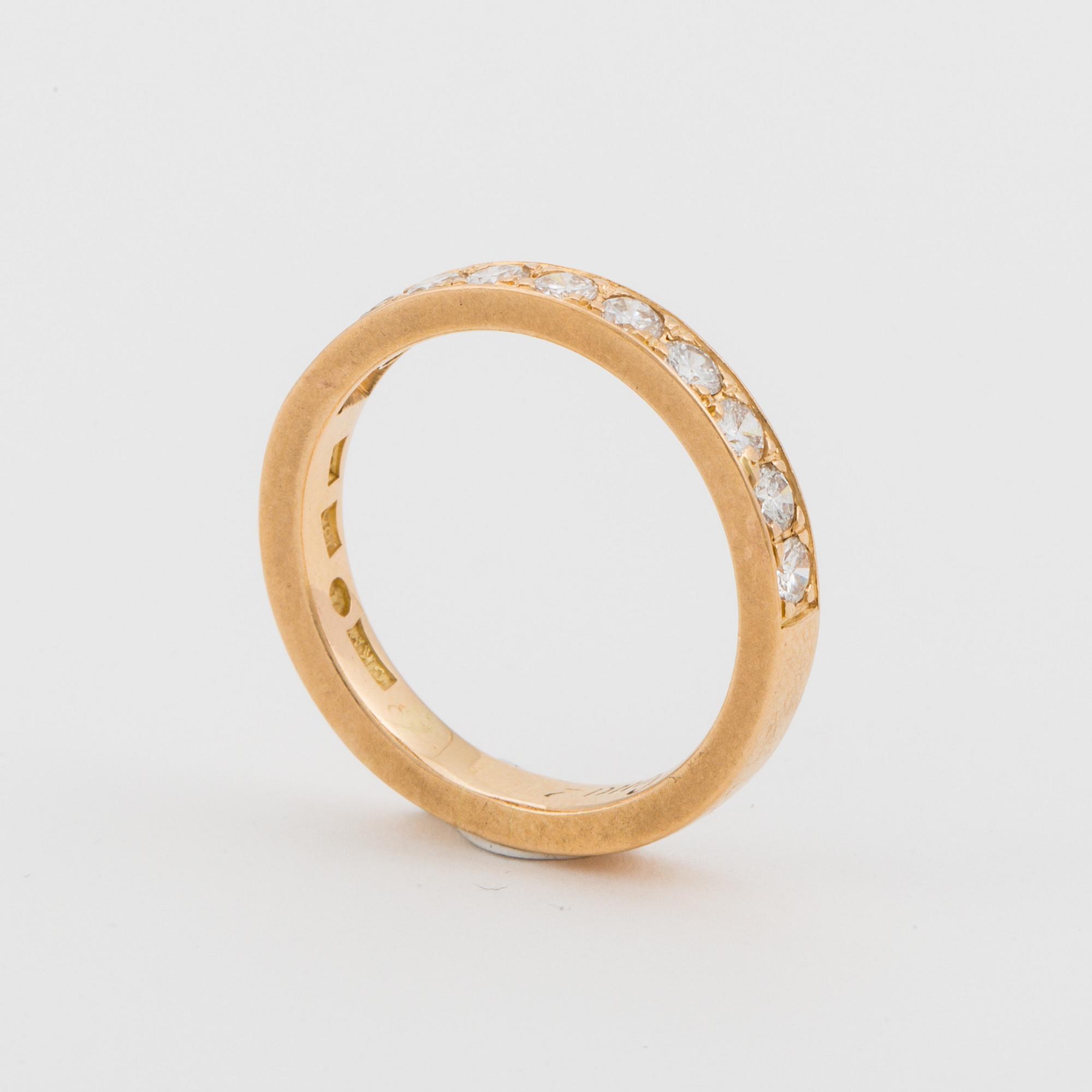 HALVALLIANSRING med briljantslipade diamanter.