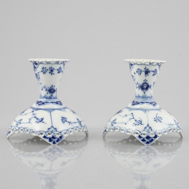 Ljusstakar, ett par, porslin, Royal Copenhagen, "Musselmalet helblond", modell 1138, 1974-78.