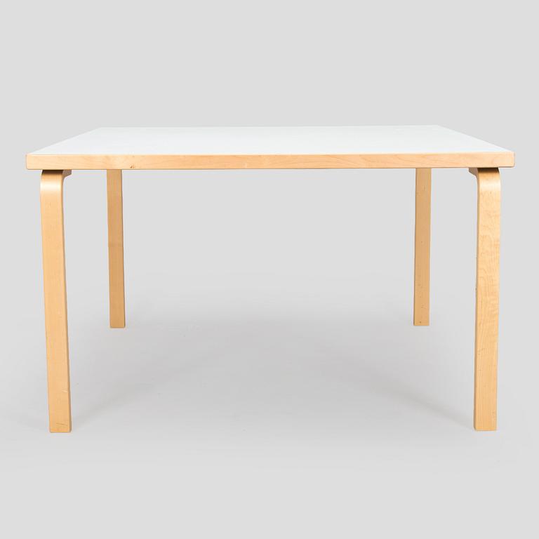 Alvar Aalto, bord, modell 84, Artek 2006.
