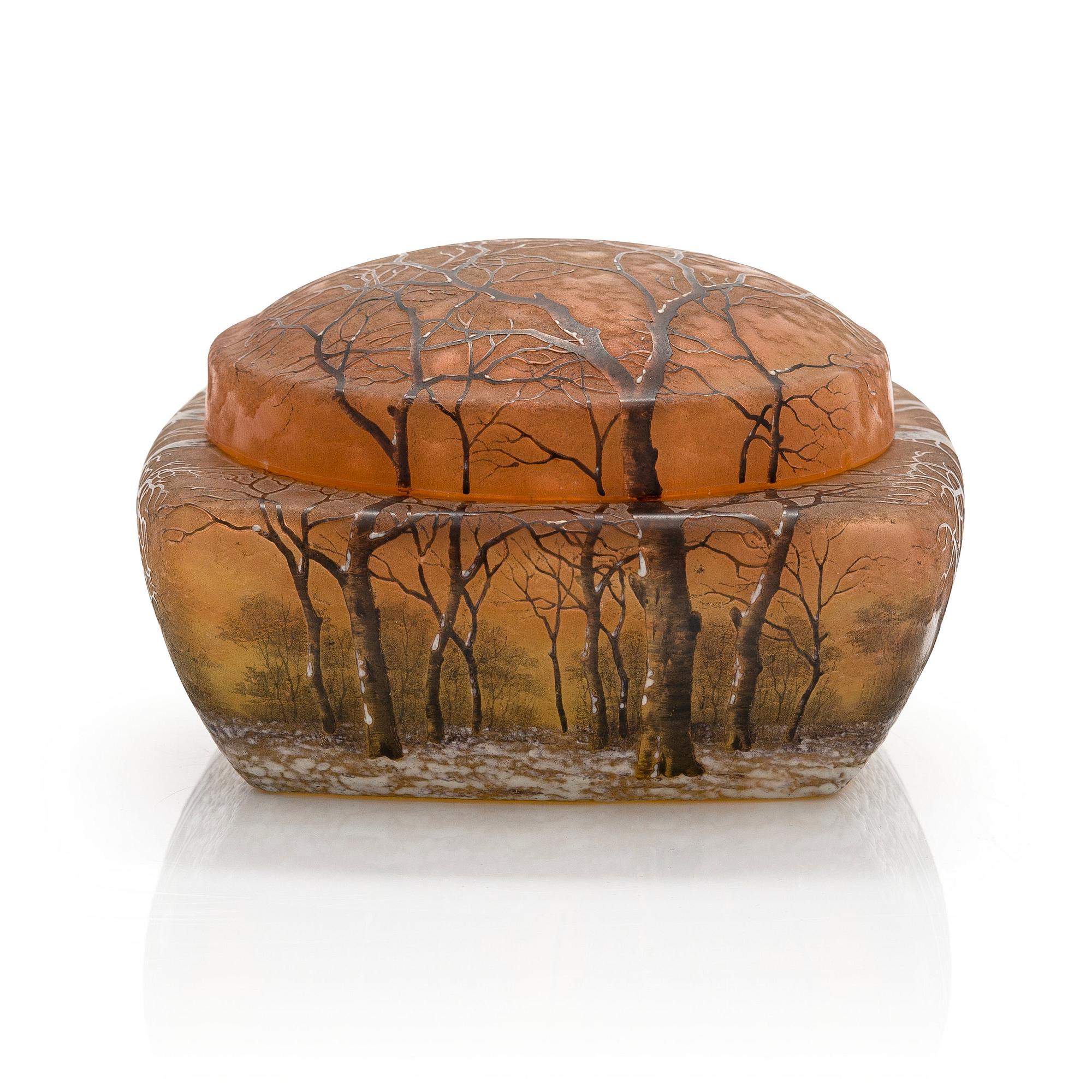 An early 20th-century French glass bonbonnière by Daum Nancy.