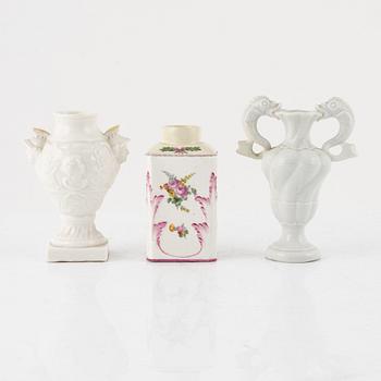 Vaser, två stycken, samt tedosa, mjukt porslin. Nymphenburg och Marieberg, 1700-tal.