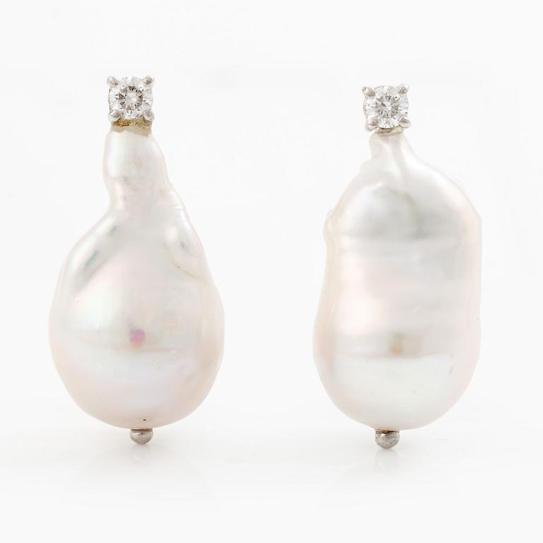 Örhängen 18K vitguld med odlade barocka sötvattenspärlor och briljantslipade diamanter.
