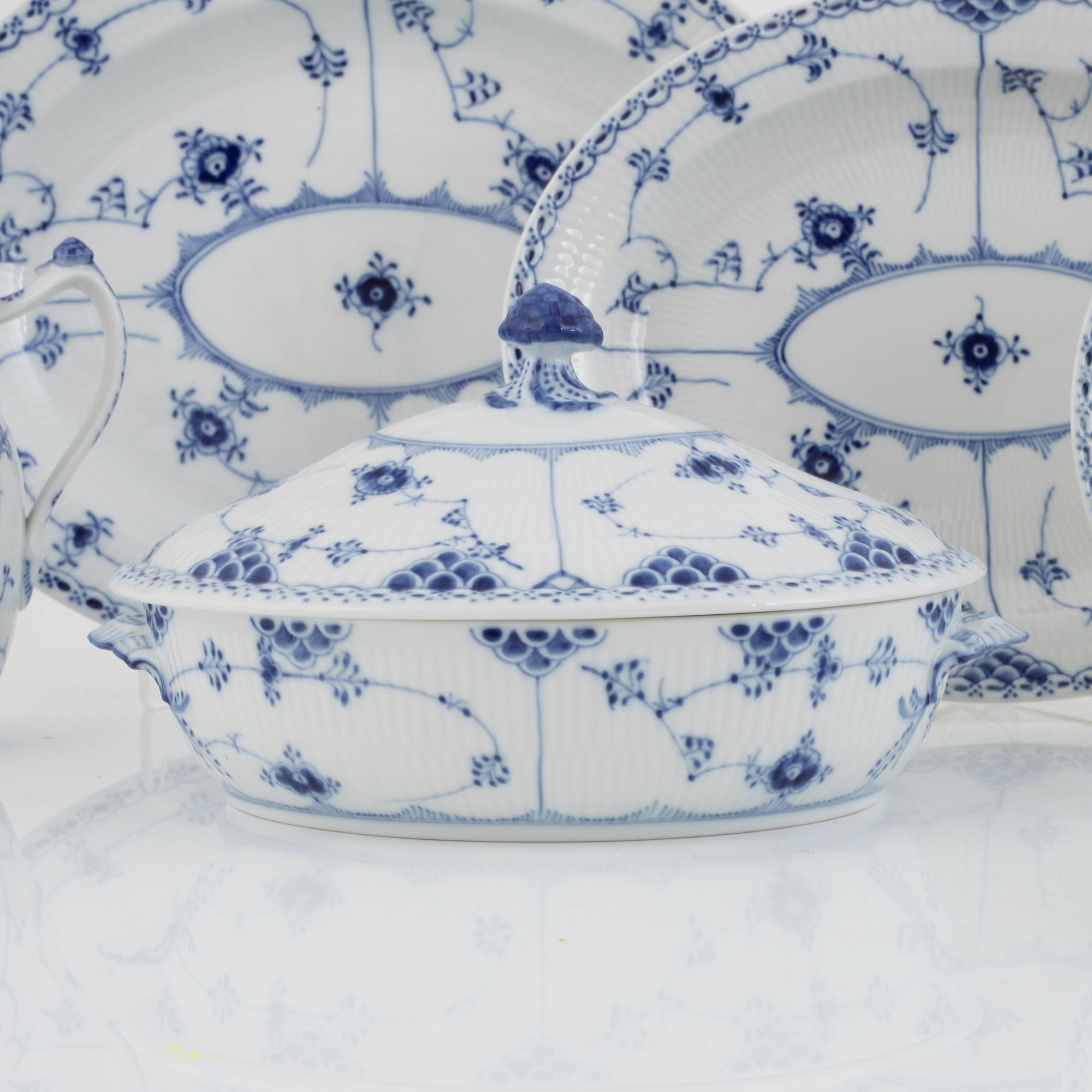 Royal Copenhagen, matservis, 70 delar, "Musselmalet", Danmark.