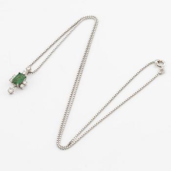 Pendant with chain, featuring an emerald with brilliant-cut diamonds.