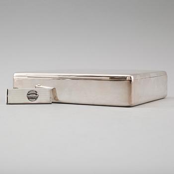 CIGARRETUI OCH CIGARRSNOPPARE, silver, 1900-talets mitt. Vikt ca 516 g.