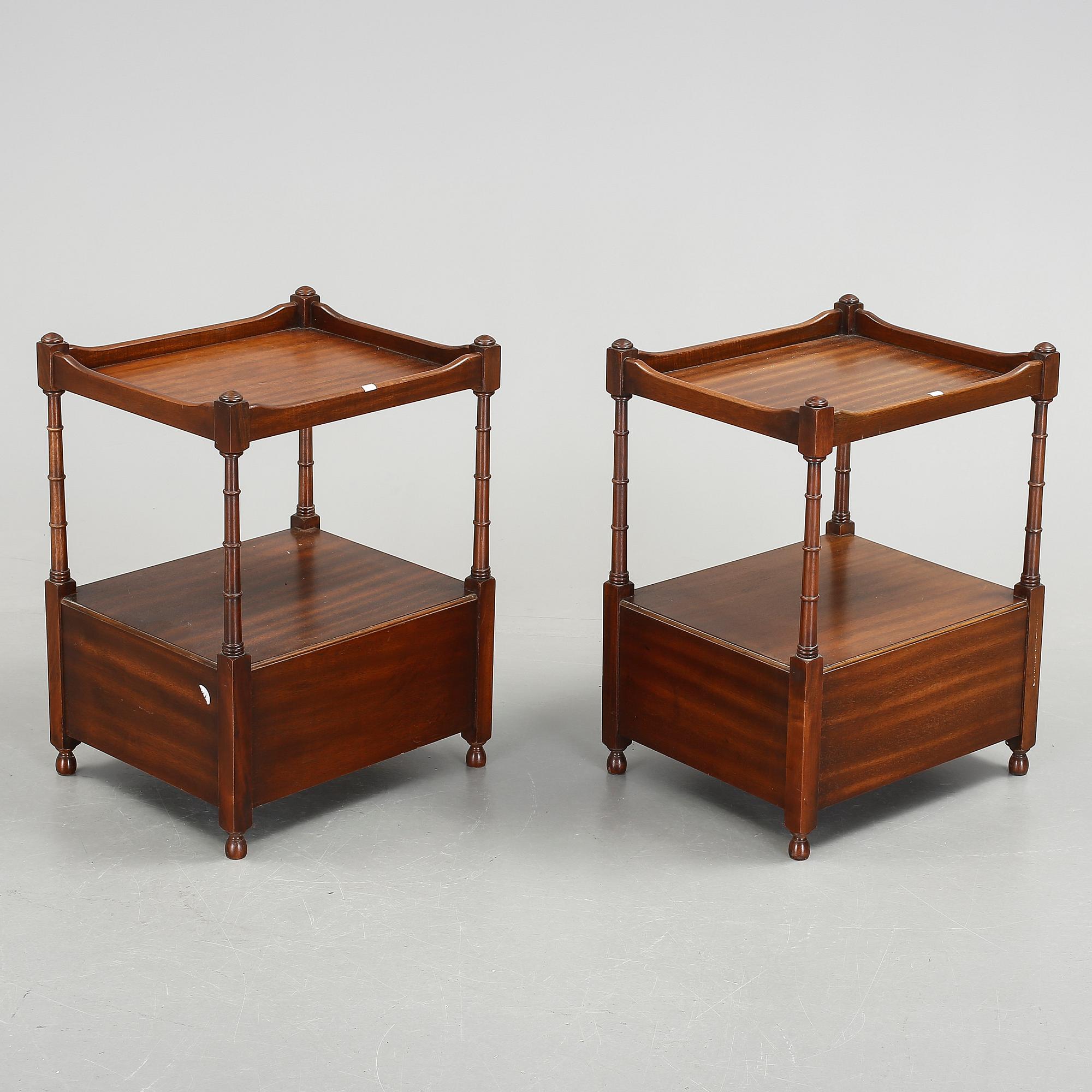 SÄNGBORD / SIDOBORD, ett par. 1900-tal.