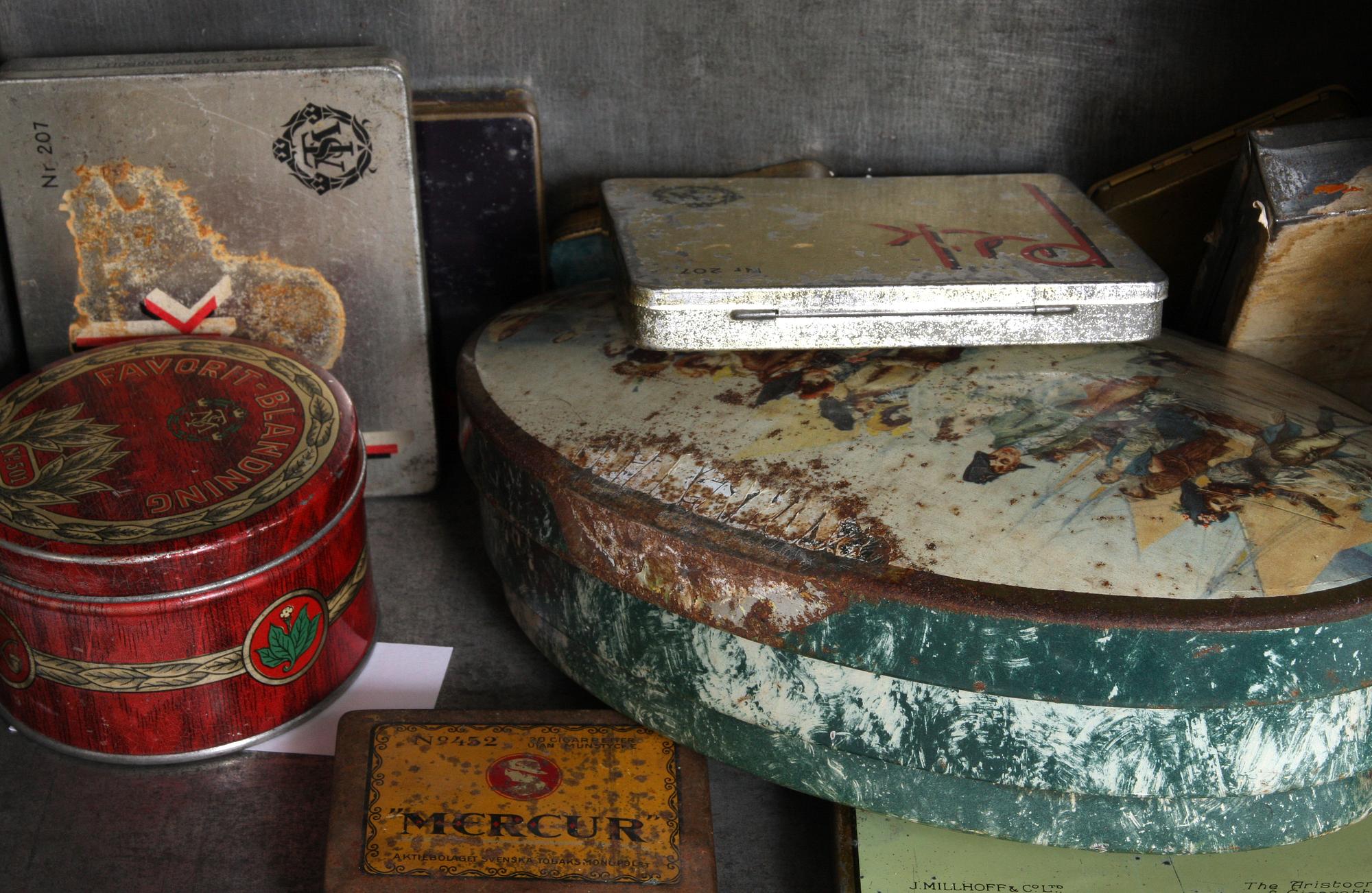 PARTI BURKAR OCH ETUIER, plåt, 1900-tal.