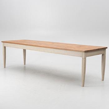 Matbord, samtida tillverkning.