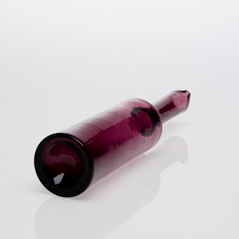 FLASKA, glas, signerad Nanny Still Riihimäen Lasi. Modellen formgiven 1959.