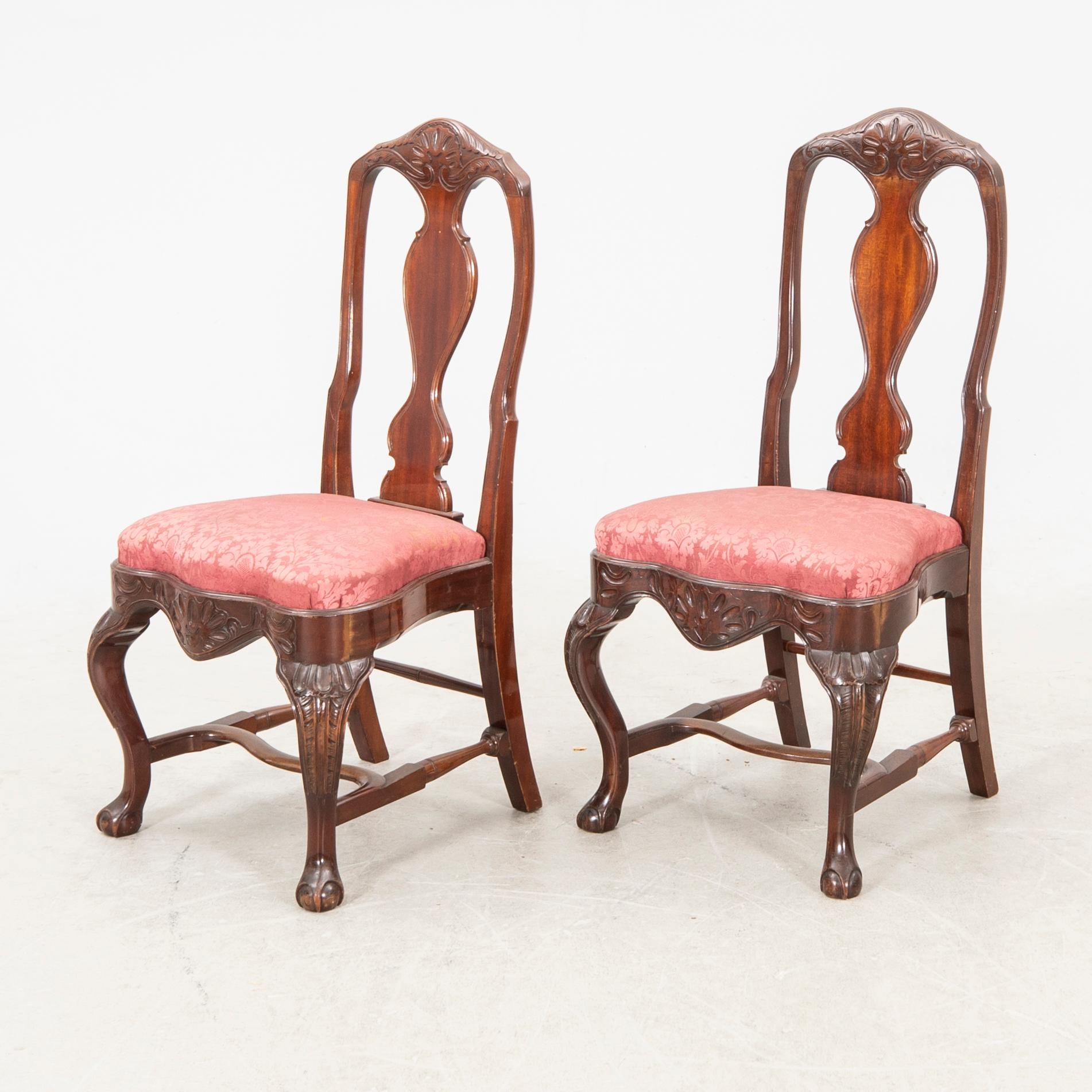 A mahogany 17 pcs Chippendale dining set first half of the 20th century.