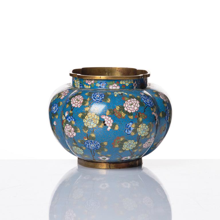 A lobed cloisonné flower pot, Qing dynasty, 19th century.