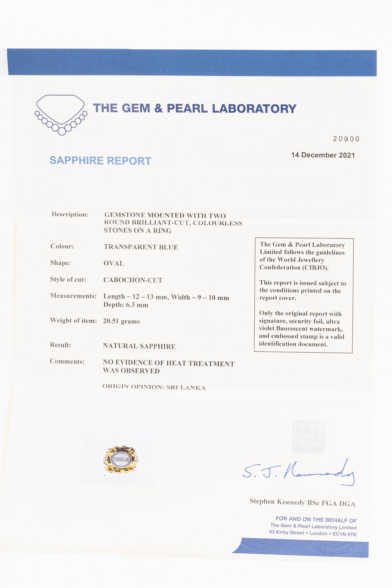 Ring 18K guld med cabochonslipad safir och två briljantslipade diamanter. Medföljande report The gem & pearl laboratory.