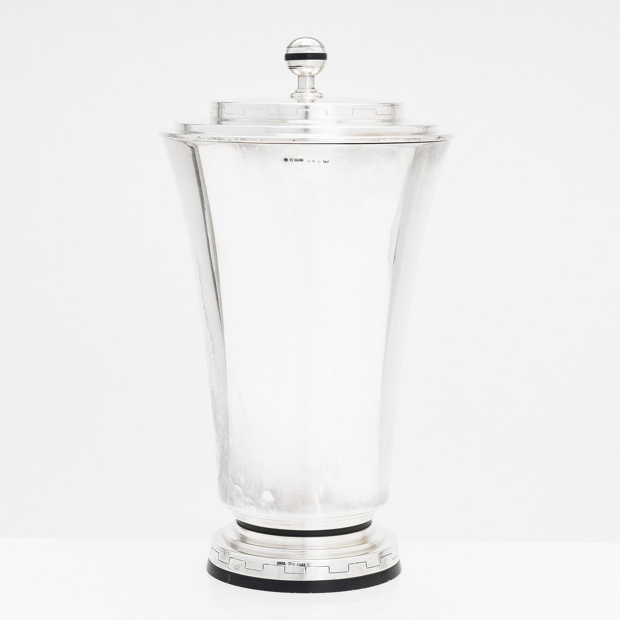 Pokal med lock, silver, Stockholm, finska kontrollstämplar Åbo 1935.