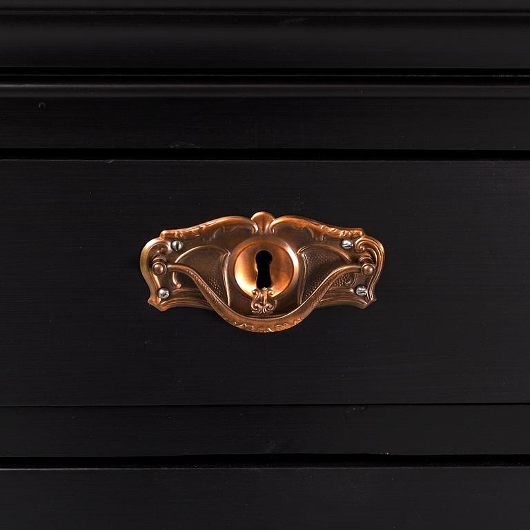 A painted chest of five drawers from around  1900.