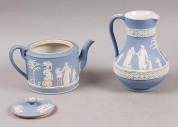 TEKANNA samt TILLBRINGARE, jasperware, Wedgwood.