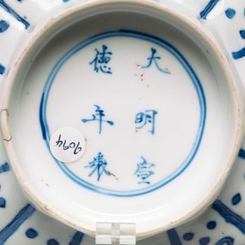 A blue and white bowl with immortals, Qing dynasty, Kangxi (1662-1722).