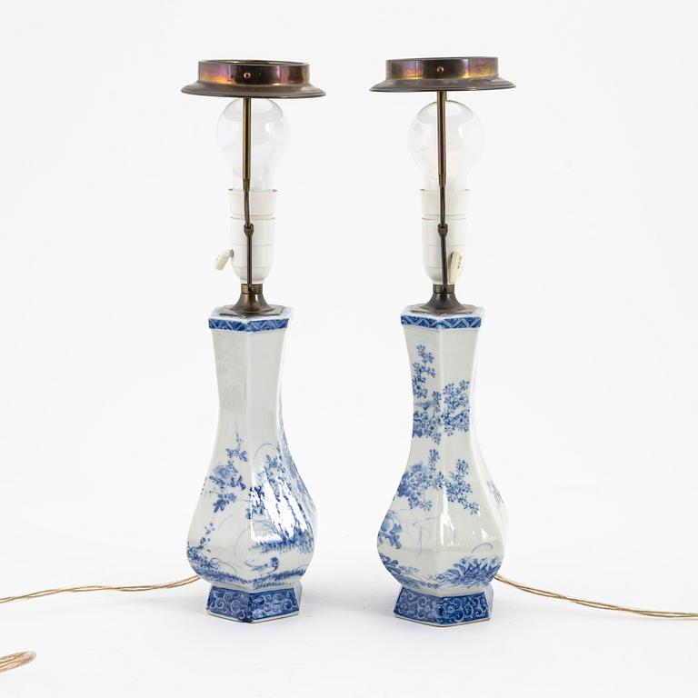 Bordslampor, ett par, porslin, Seto, Japan, Meiji, omkring 1900.