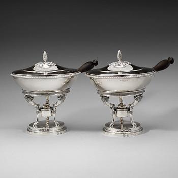 425. A pair of Swedish 19th century silver dishes and cover on stand, Adolf Zethelius, Stockholm 1820.