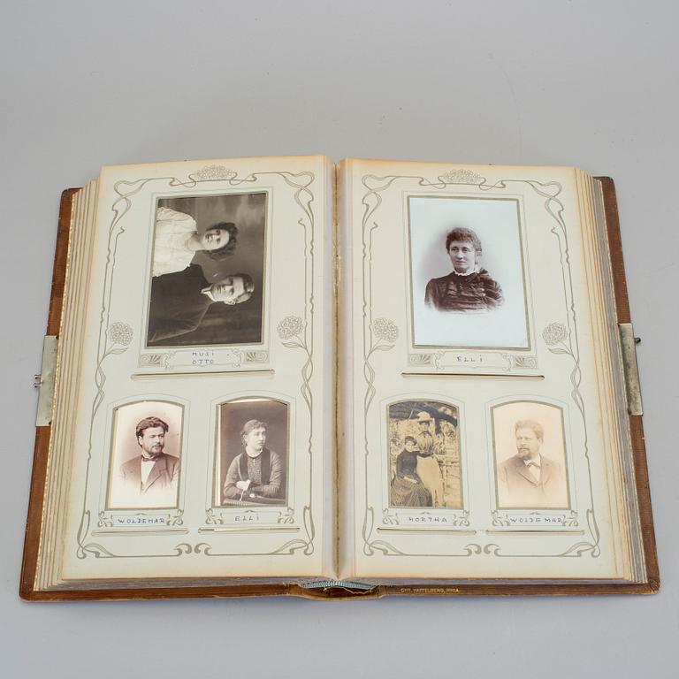 FOTOALBUM, innehållande 65 kabinettfotografier, 1900-talets början.