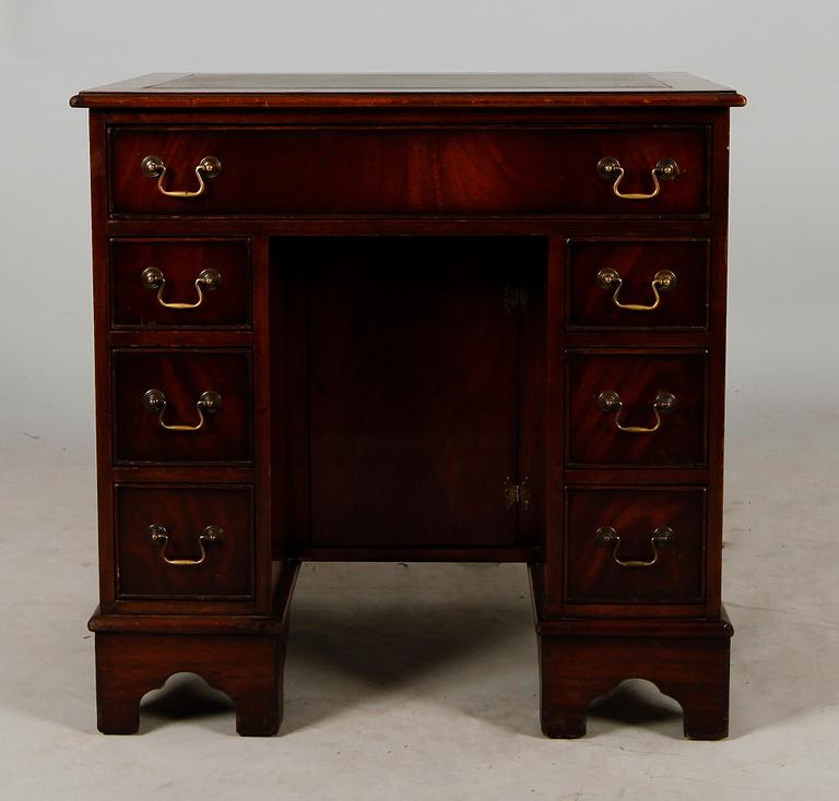 SKRIVBORD, England, 1900-talets andra hälft.