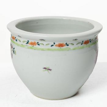 Mugg samt ytterfoder, porslin. Kina, Qingdynastin.
