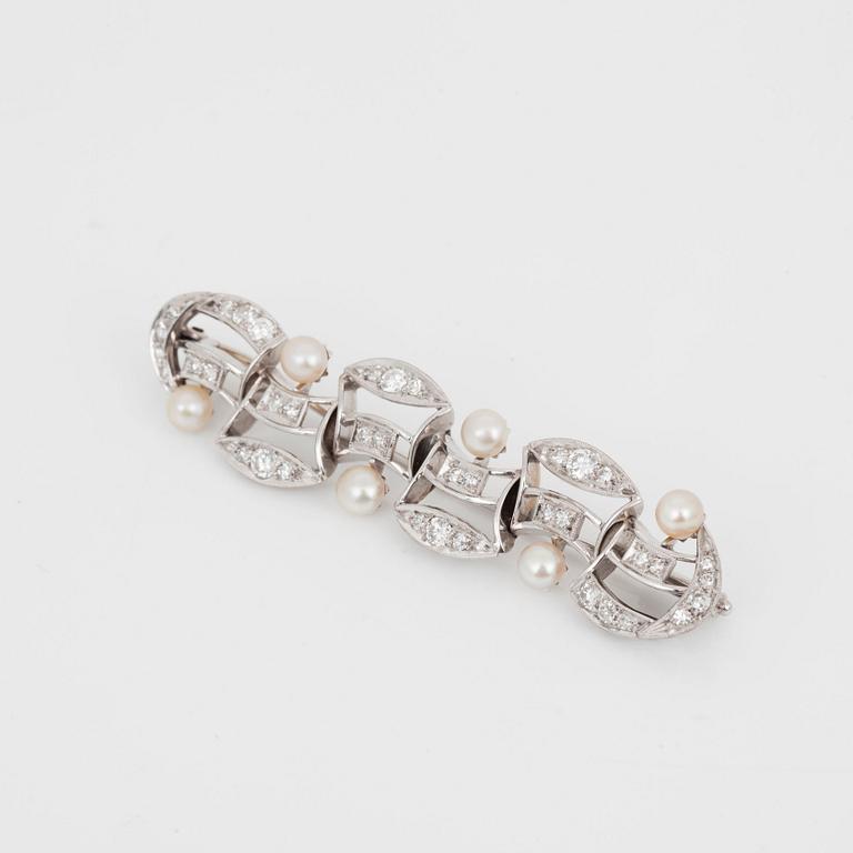 BROSCH, 18k vitguld med diamanter och orientaliska pärlor. Certifikat från GIA på pärlorna.