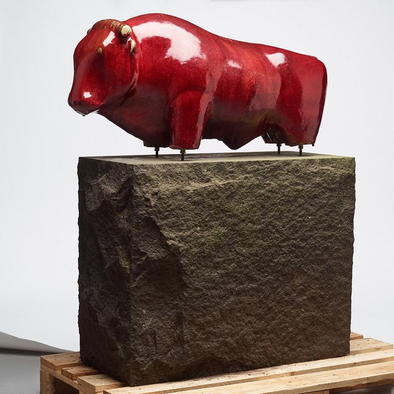 Ulla & Gustav Kraitz, a stoneware sculpture of a bull, Förslöv, Sweden, on a diabase pedestal.