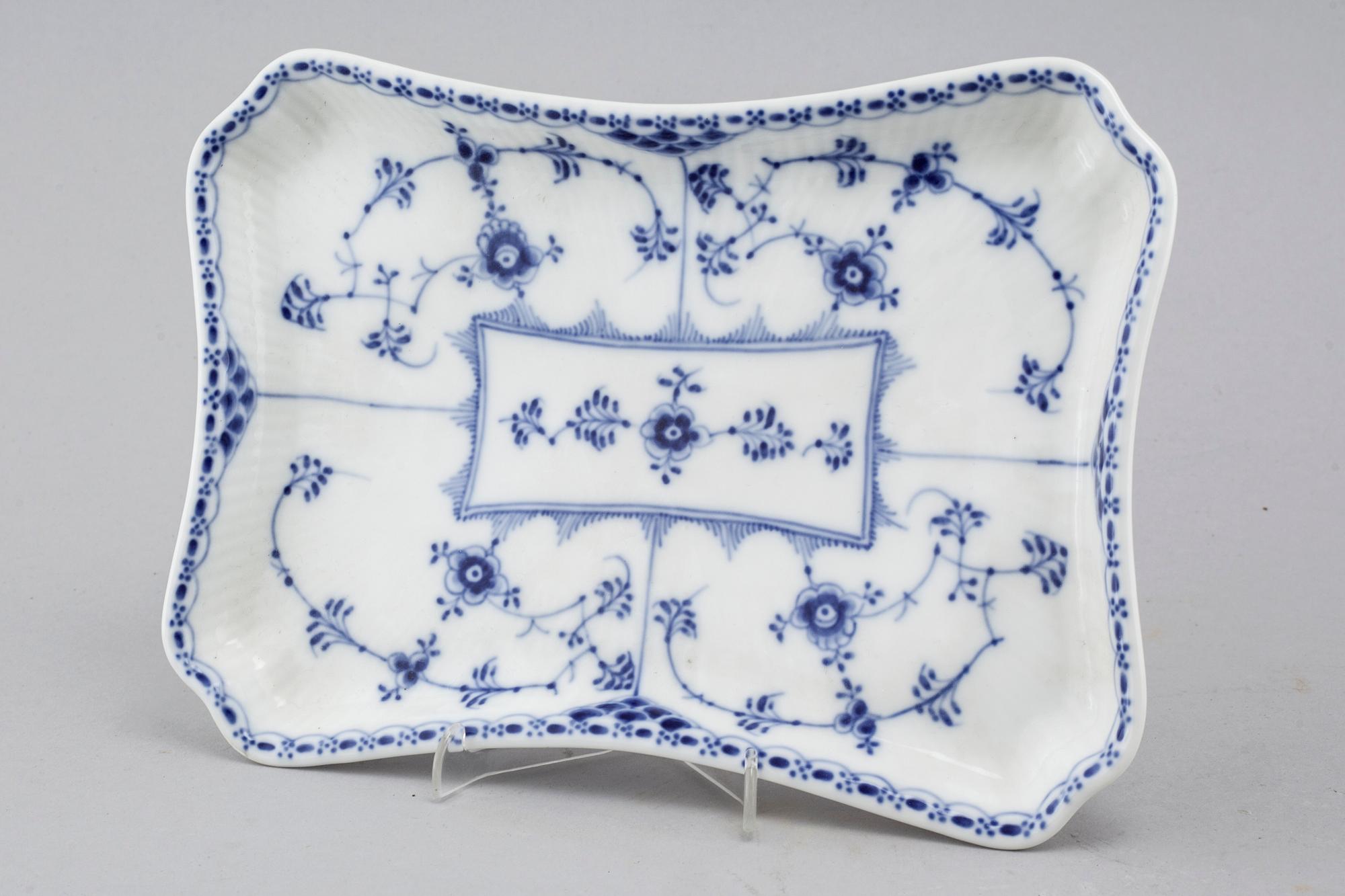 25 pieces of porcelain tableware from Royal Copenhagen, model "Musselmalet", 20th century.
