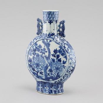 A porcelain moon flask from China, 19th century.