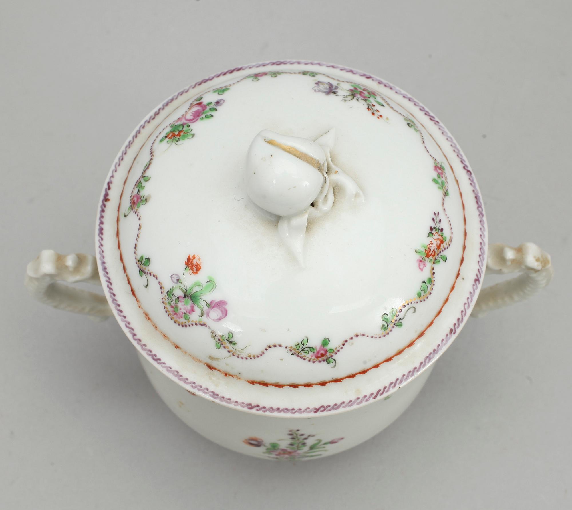 SOCKERSKÅL med LOCK och GRÄDDKANNA, kompaniporslin. Qing dynastin, Qianlong (1736-95).