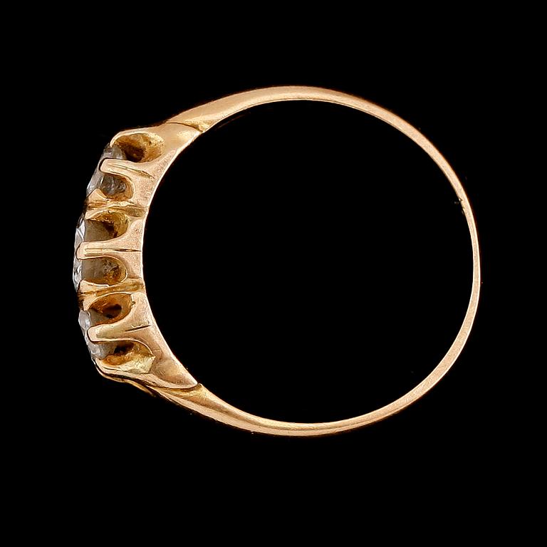 RING, 18 k guld, med 3 briljantslipade diamanter. Total vikt ca 4 gram.