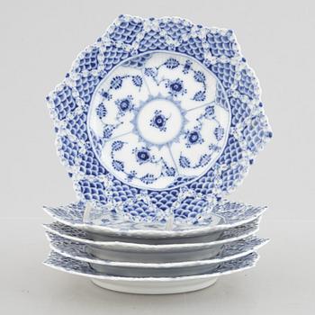 Assietter, fem stycken, porslin, "Musselmalet helblond", modell 1144, Royal Copenhagen, Danmark, 1900-tal.