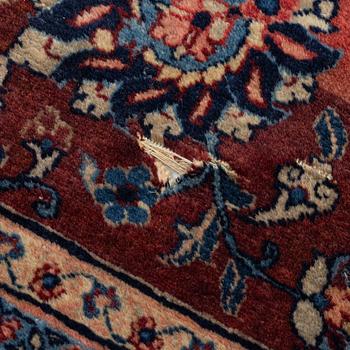 A semi-antique Sarouk carpet, a. 278 x 186 cm.