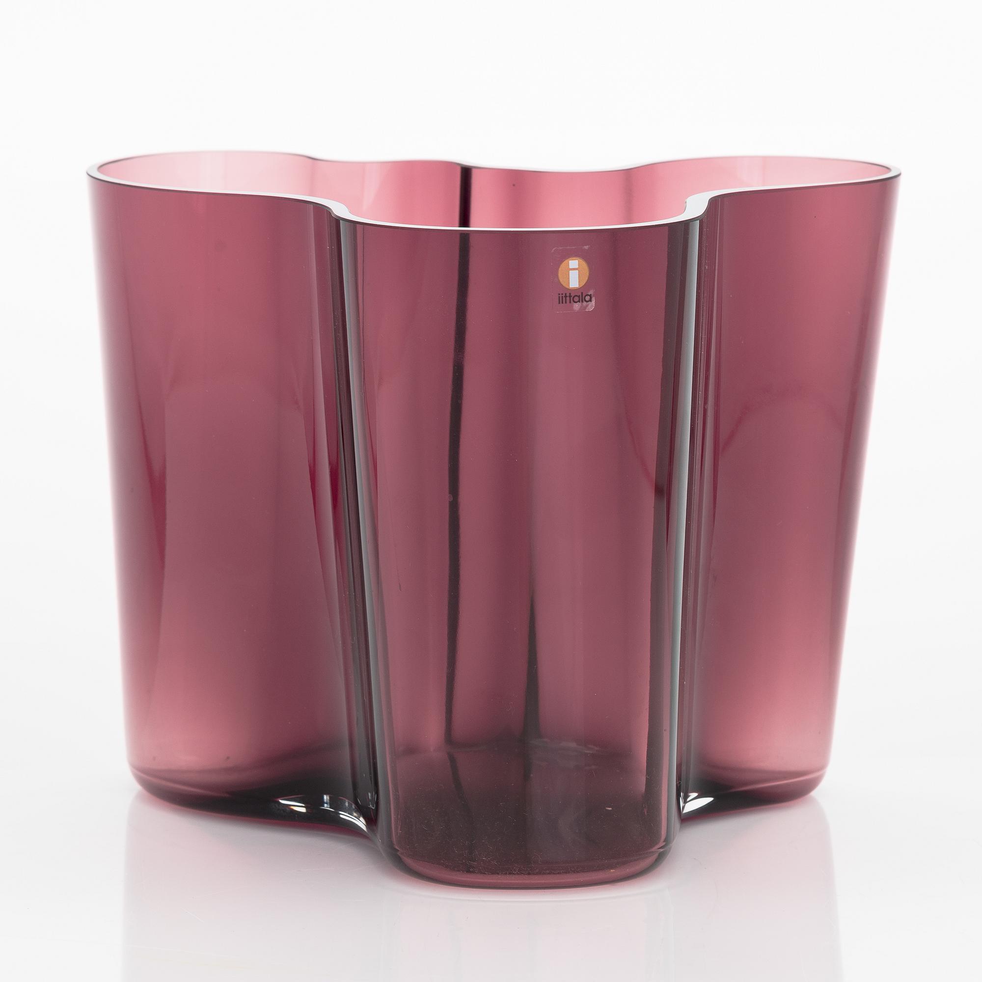 Alvar Aalto, A '3030' vase signed Alvar Aalto. Iittala.