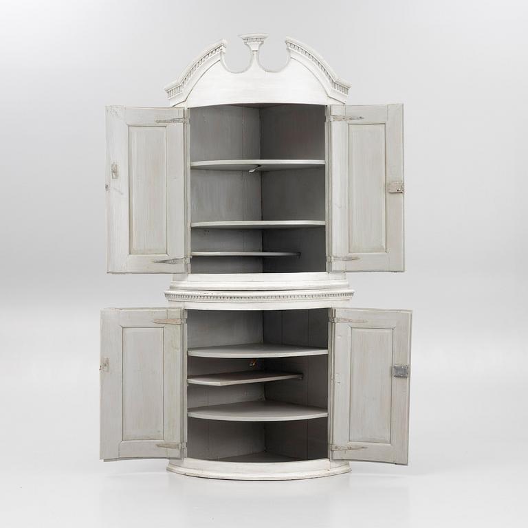 Corner cabinet, 18th century.