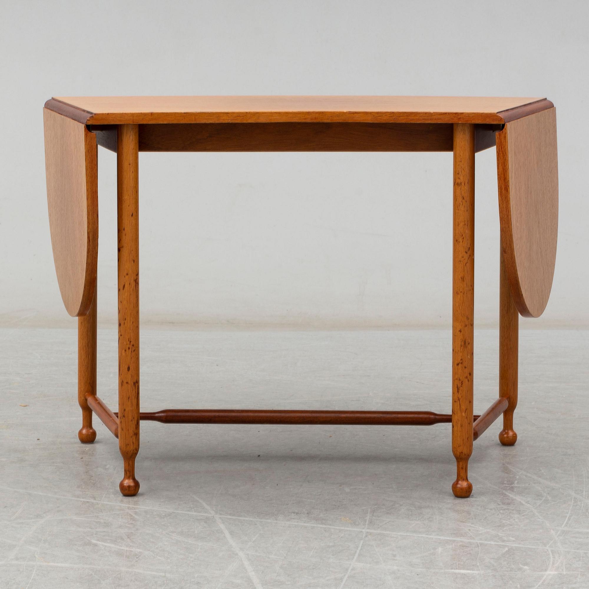 JOSEF FRANK, a model 1333 mahogany table from Firma Svenskt Tenn.